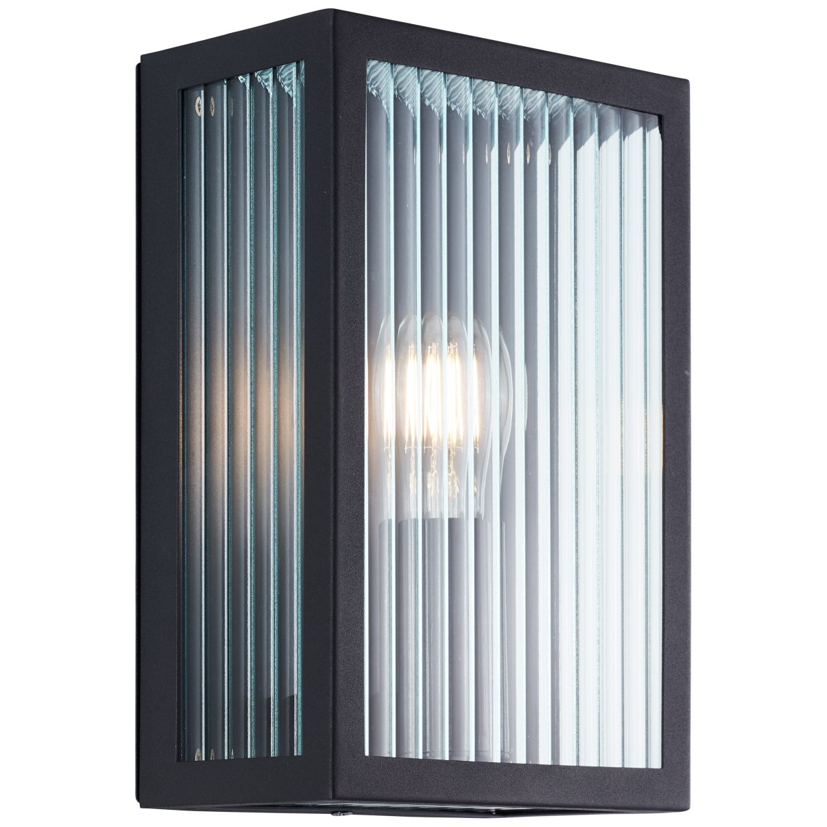 Getta Zwart buitenlamp Van Brilliant - De rechthoekige vorm en transparante structuur van de lamp zorgen ervoor dat het licht effectief en decoratief wordt verspreid, waardoor de gevel een uitnodigende en verfijnde uitstraling krijgt.