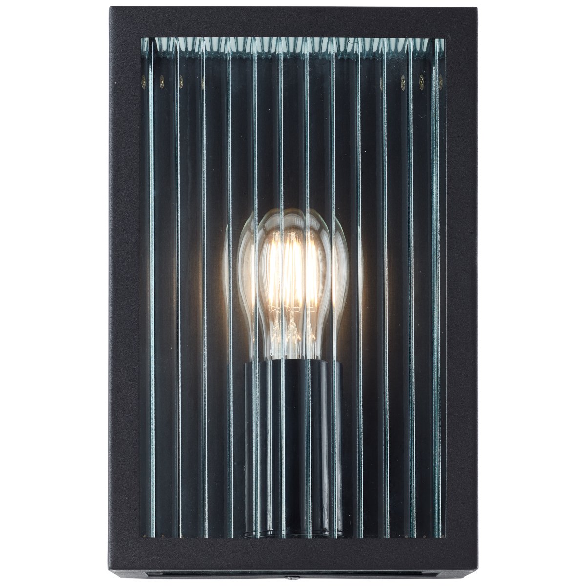 Getta Zwart buitenlamp Van Brilliant - De rechthoekige vorm en transparante structuur van de lamp zorgen ervoor dat het licht effectief en decoratief wordt verspreid, waardoor de gevel een uitnodigende en verfijnde uitstraling krijgt.