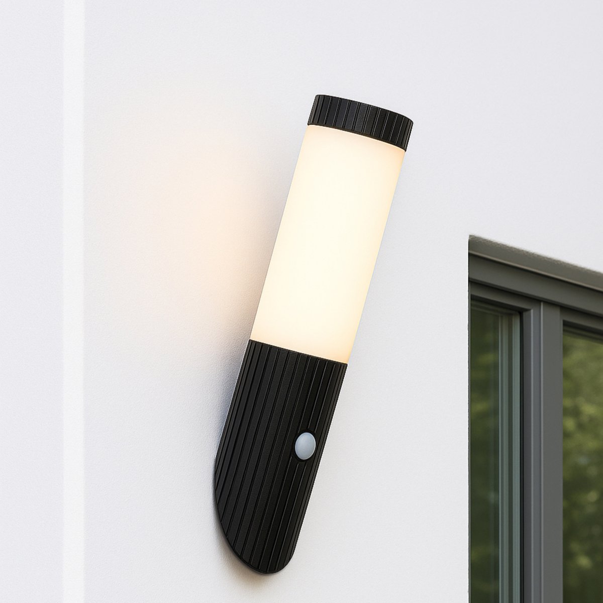Cassio Zwart buitenlamp Van Brilliant - De langwerpige vorm en de combinatie van een zwarte geribbelde voet en een witte diffuser geven Cassio een elegante uitstraling die past bij verschillende gevelstijlen.