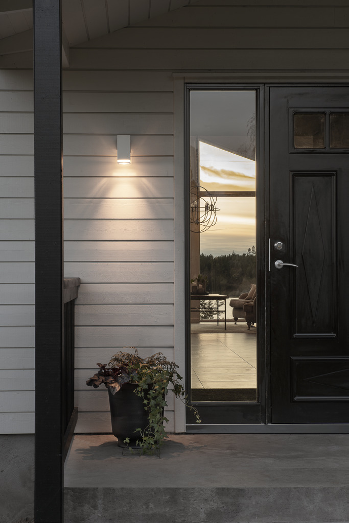 Pollux Wit buitenlamp Van Konstsmide - Dankzij het kubusvormige ontwerp en het directe licht is het ideaal voor het creëren van een verfijnde sfeer in entrees en looppaden.