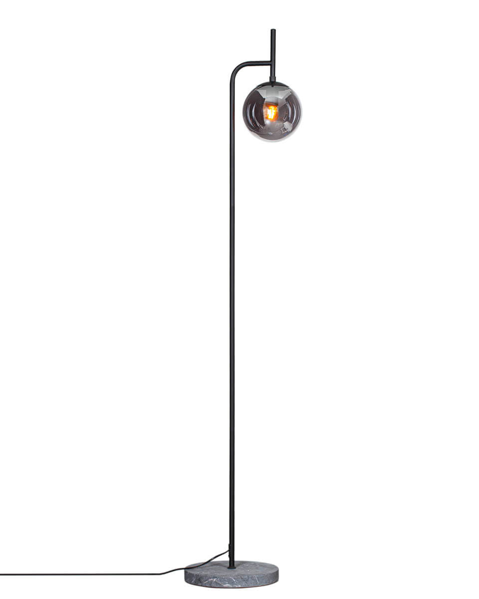 Boyle Zwart vloerlamp Van By Rydéns - Dankzij de mix van grijs marmer, zwart metaal en rookglas past Boyle in de meeste omgevingen, zonder op te gaan in de massa.