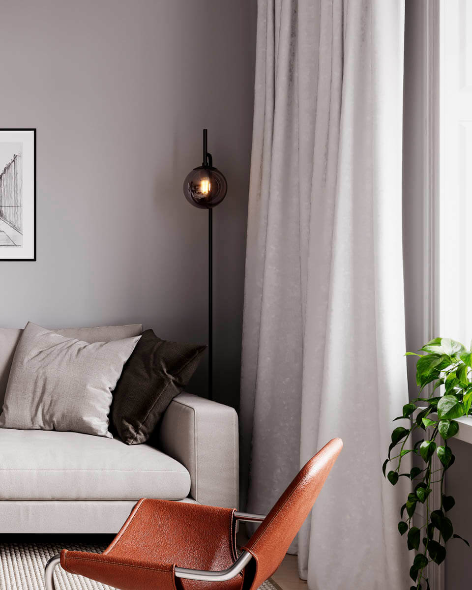 Boyle Zwart vloerlamp Van By Rydéns - Dankzij de mix van grijs marmer, zwart metaal en rookglas past Boyle in de meeste omgevingen, zonder op te gaan in de massa.