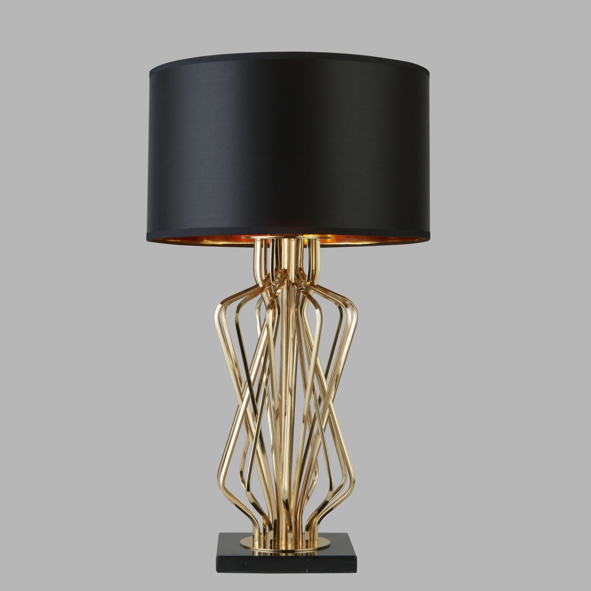 Ethan 72cm Goud tafellamp Van Searchlight - Deze luxe tafellamp combineert een opvallende gouden metalen voet met een strakke zwarte lampenkap, wat een dramatische en verfijnde look creëert.