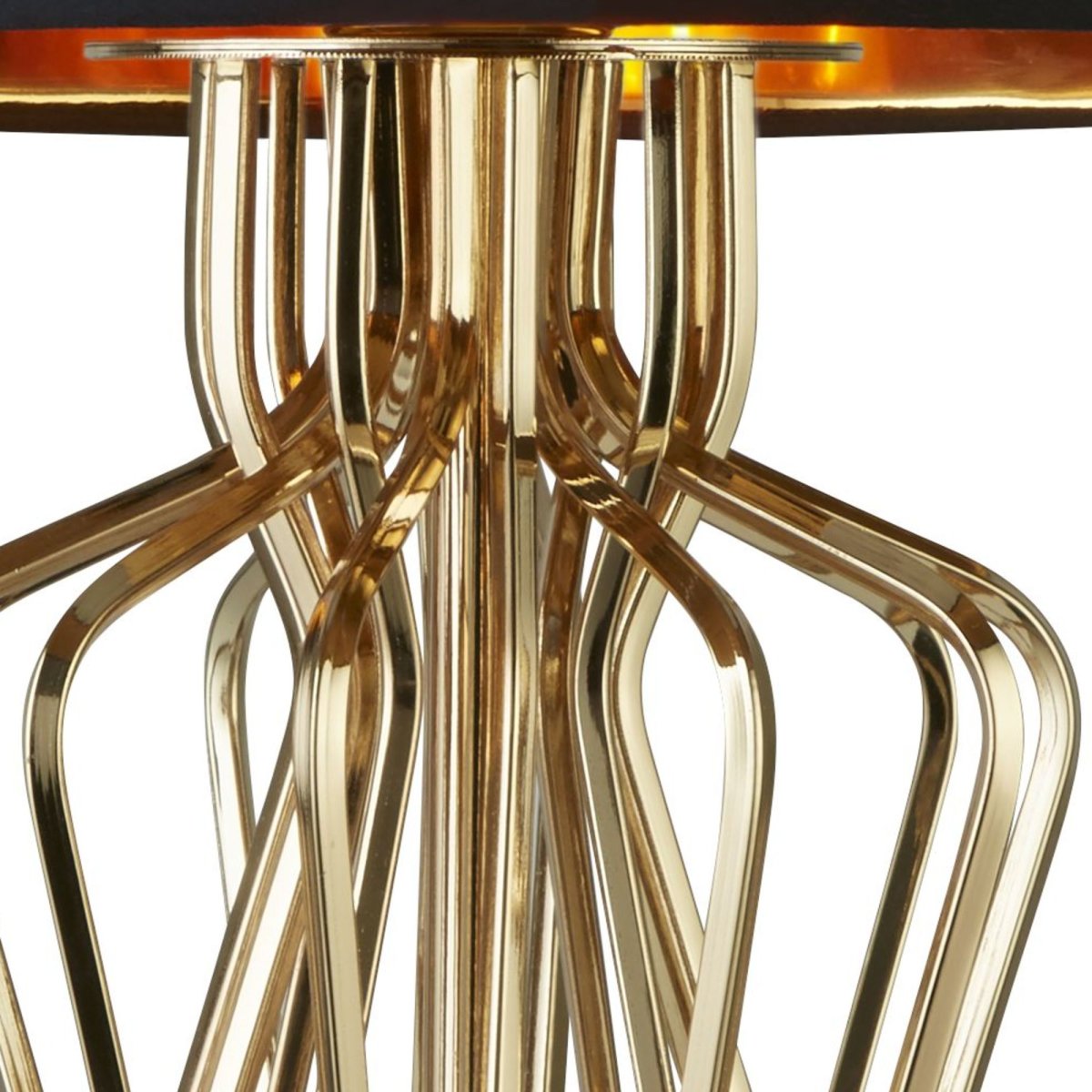 Ethan 72cm Goud tafellamp Van Searchlight - Deze luxe tafellamp combineert een opvallende gouden metalen voet met een strakke zwarte lampenkap, wat een dramatische en verfijnde look creëert.