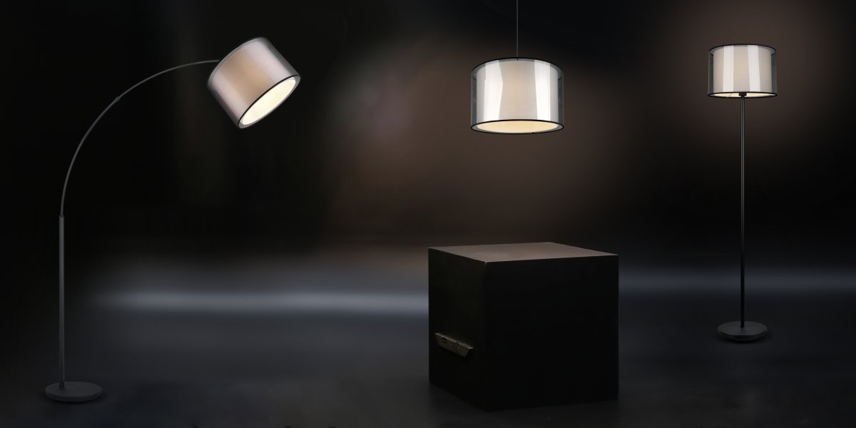 Burton Zwart vloerlamp Van Trio Lighting - De moderne combinatie van een witte stoffen binnenkap en een transparante zwarte kunststof buitenkap ziet er individueel en verfrissend uit en past perfect in een moderne levensstijl.
