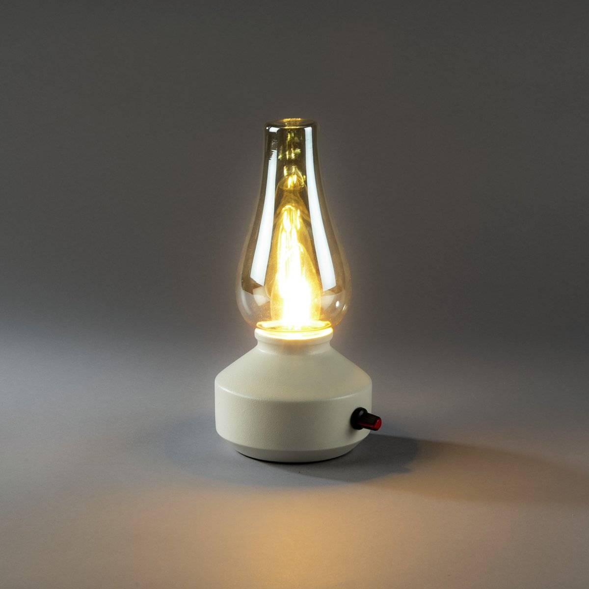 Oplaadbare tafellamp 25cm Wit Draagbare Van Konstsmide - De lamp is gemaakt van metaal en glas met een witte voet en een praktische dimmer waarmee het warme, sfeervolle licht eenvoudig kan worden aangepast.