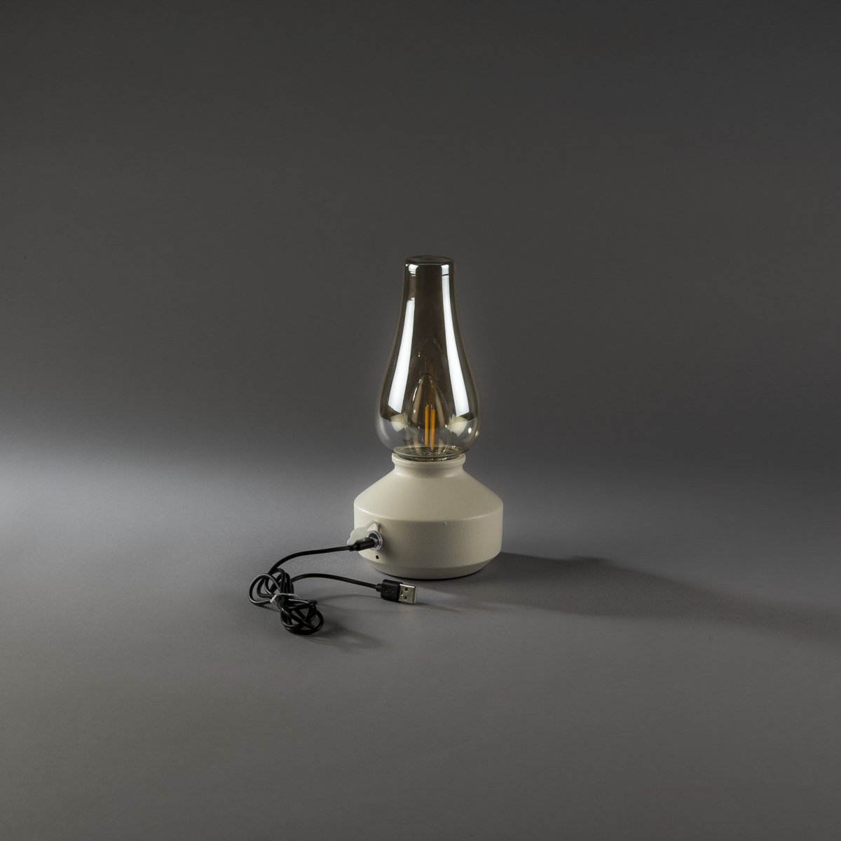 Oplaadbare tafellamp 25cm Wit Draagbare Van Konstsmide - De lamp is gemaakt van metaal en glas met een witte voet en een praktische dimmer waarmee het warme, sfeervolle licht eenvoudig kan worden aangepast.