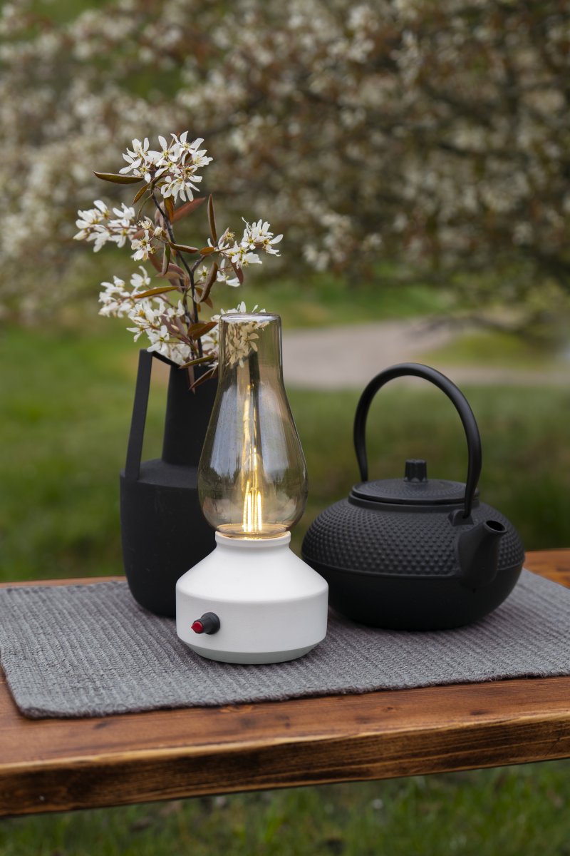 Oplaadbare tafellamp 25cm Wit Draagbare Van Konstsmide - De lamp is gemaakt van metaal en glas met een witte voet en een praktische dimmer waarmee het warme, sfeervolle licht eenvoudig kan worden aangepast.