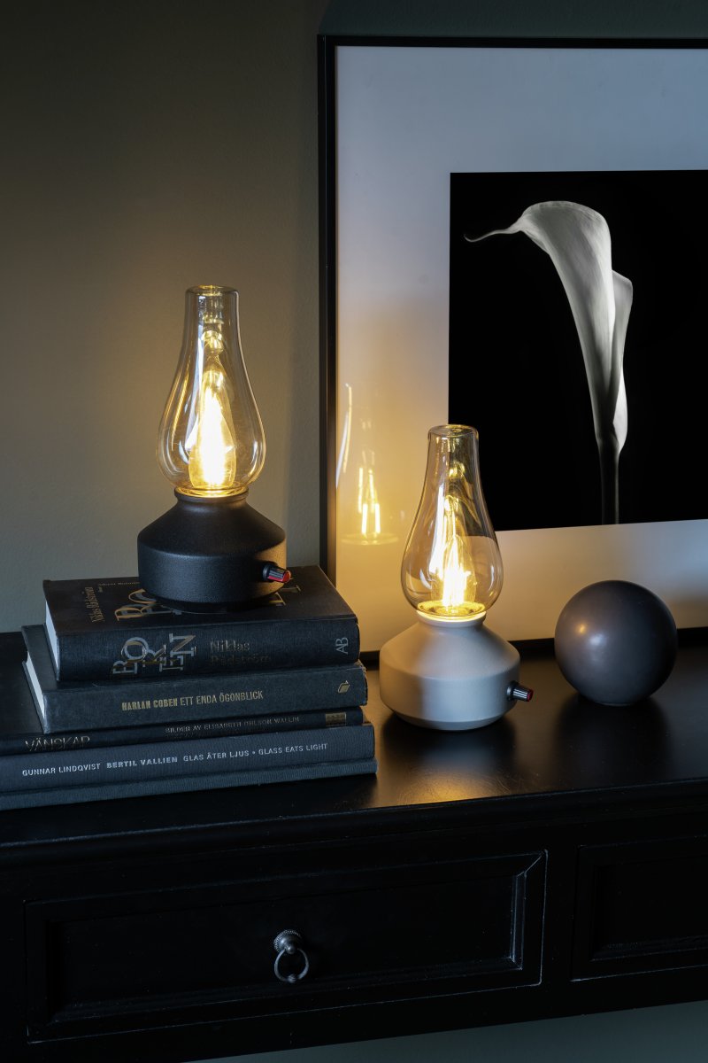 Oplaadbare tafellamp 25cm Wit Draagbare Van Konstsmide - De lamp is gemaakt van metaal en glas met een witte voet en een praktische dimmer waarmee het warme, sfeervolle licht eenvoudig kan worden aangepast.