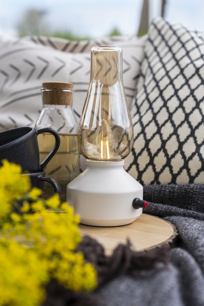 Oplaadbare tafellamp 25cm Wit Draagbare Van Konstsmide - De lamp is gemaakt van metaal en glas met een witte voet en een praktische dimmer waarmee het warme, sfeervolle licht eenvoudig kan worden aangepast.