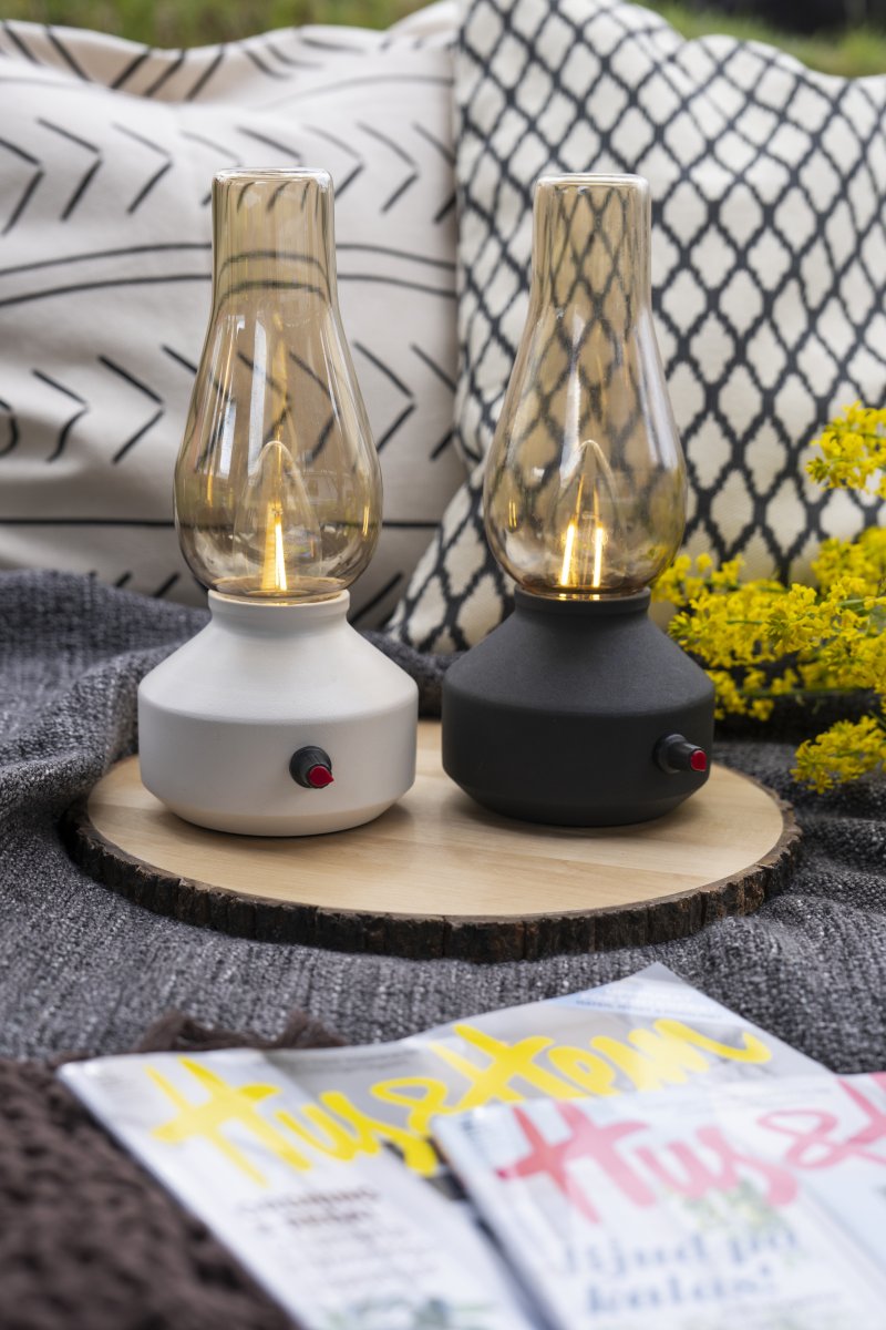 Oplaadbare tafellamp 25cm Zwart Draagbare Van Konstsmide - De lamp is gemaakt van metaal en glas met een zwarte voet en een praktische dimmer waarmee het warme, sfeervolle licht eenvoudig kan worden aangepast.