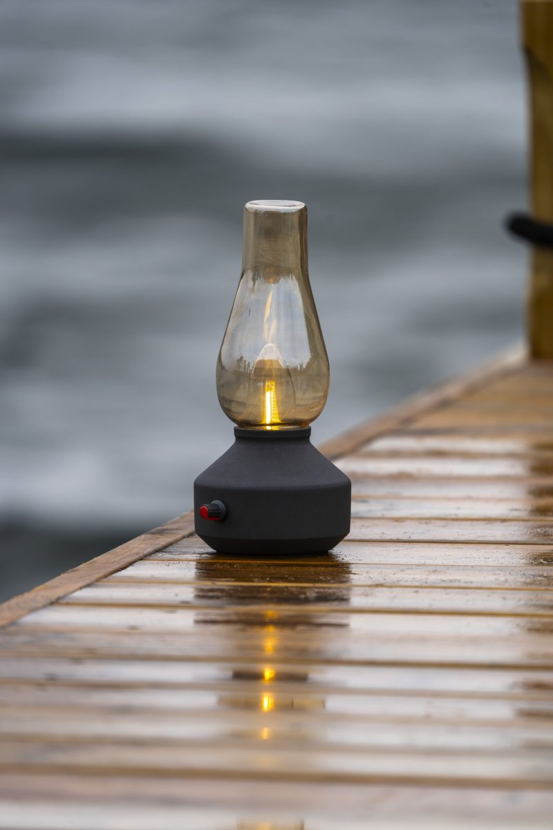 Oplaadbare tafellamp 25cm Zwart Draagbare Van Konstsmide - De lamp is gemaakt van metaal en glas met een zwarte voet en een praktische dimmer waarmee het warme, sfeervolle licht eenvoudig kan worden aangepast.