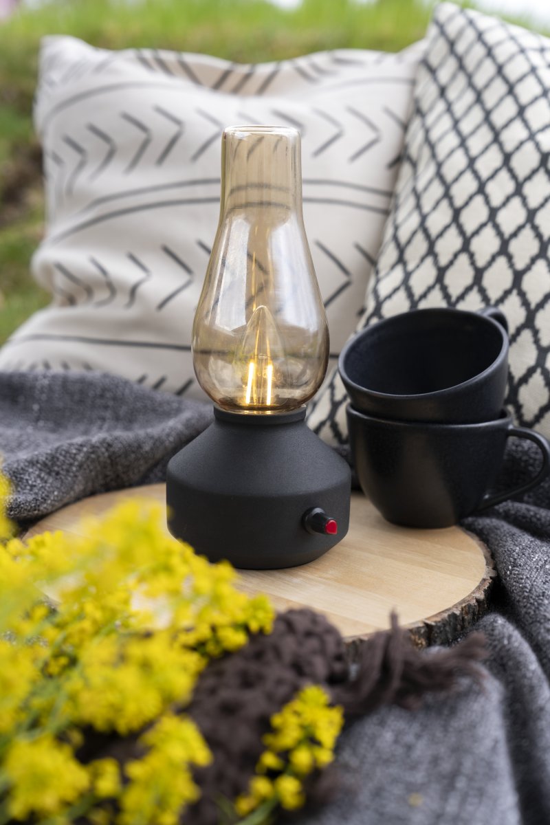 Oplaadbare tafellamp 25cm Zwart Draagbare Van Konstsmide - De lamp is gemaakt van metaal en glas met een zwarte voet en een praktische dimmer waarmee het warme, sfeervolle licht eenvoudig kan worden aangepast.