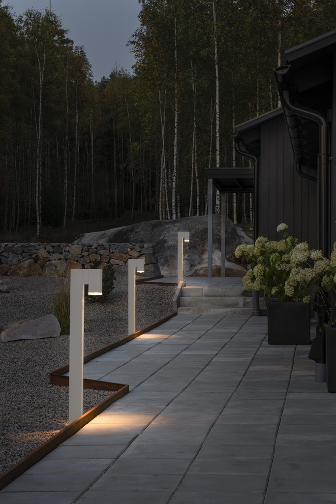 Pollux 100cm Wit lichtpaaltjes Van Konstsmide - Geef uw tuin of terras een moderne toets met deze elegante paallamp van wit aluminium.