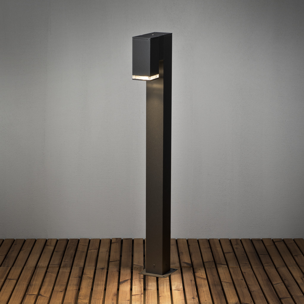 Pollux 100cm Zwart lichtpaaltjes Van Konstsmide - Geef uw tuin of terras een modern tintje met deze elegante paallamp van zwart aluminium.