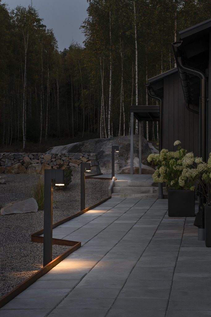 Pollux 100cm Zwart lichtpaaltjes Van Konstsmide - Geef uw tuin of terras een modern tintje met deze elegante paallamp van zwart aluminium.