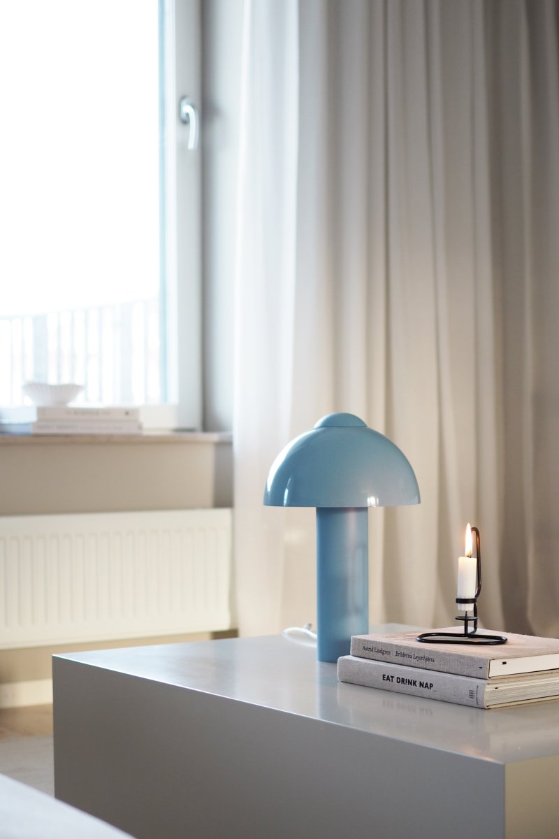 Buddy 36cm Lichtblauw tafellamp Van Globen Lighting - De matte lampvoet en -bovenkant contrasteren met een hoogglans lampenkap.