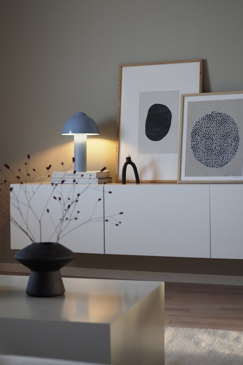 Buddy 36cm Lichtblauw tafellamp Van Globen Lighting - De matte lampvoet en -bovenkant contrasteren met een hoogglans lampenkap.