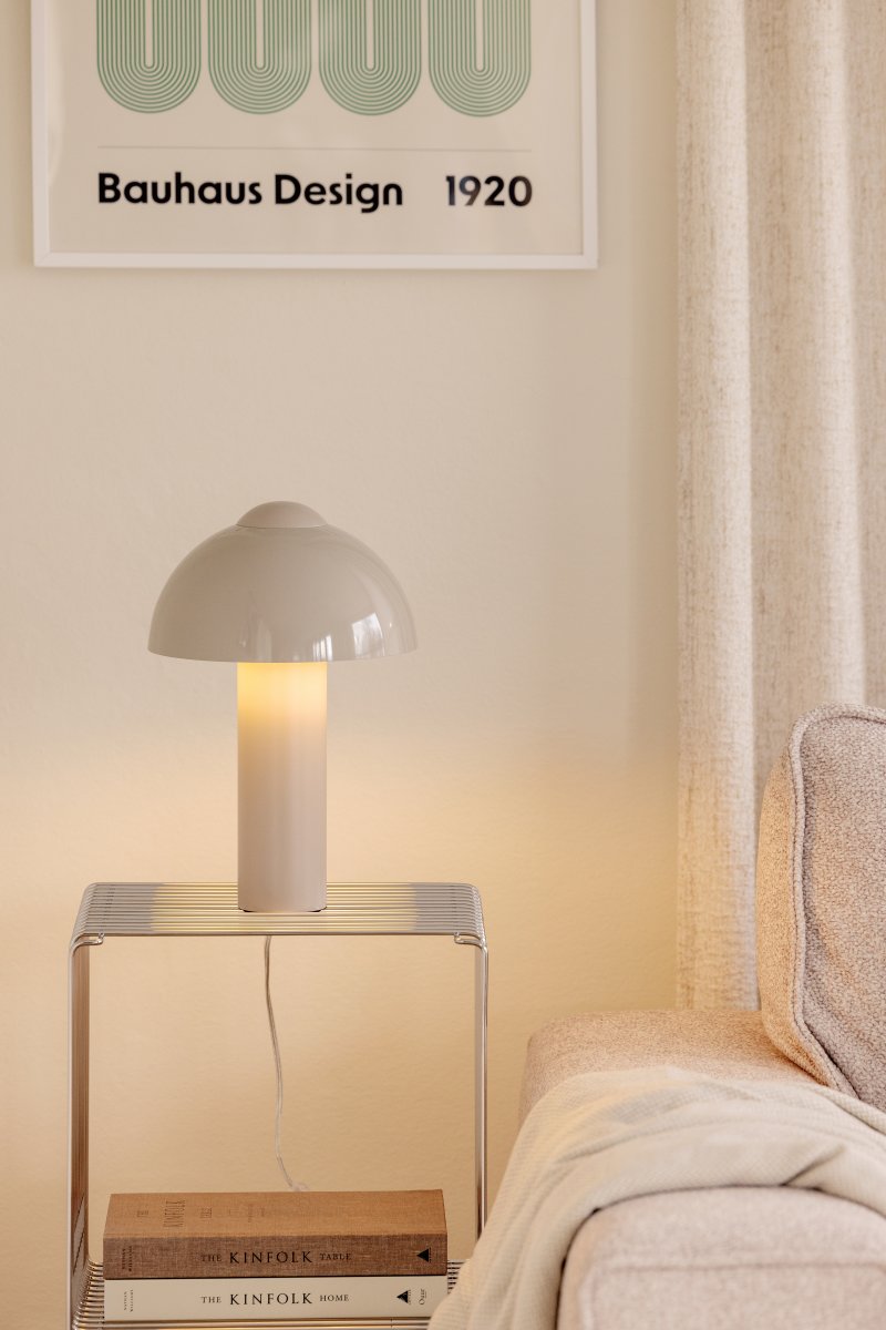 Buddy 36cm Zand tafellamp Van Globen Lighting - De matte lampenvoet en bovenkant contrasteren met een hoogglans lampenkap.