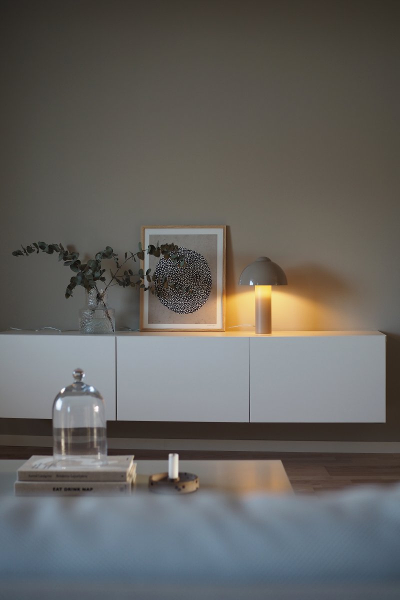 Buddy 36cm Zand tafellamp Van Globen Lighting - De matte lampenvoet en bovenkant contrasteren met een hoogglans lampenkap.