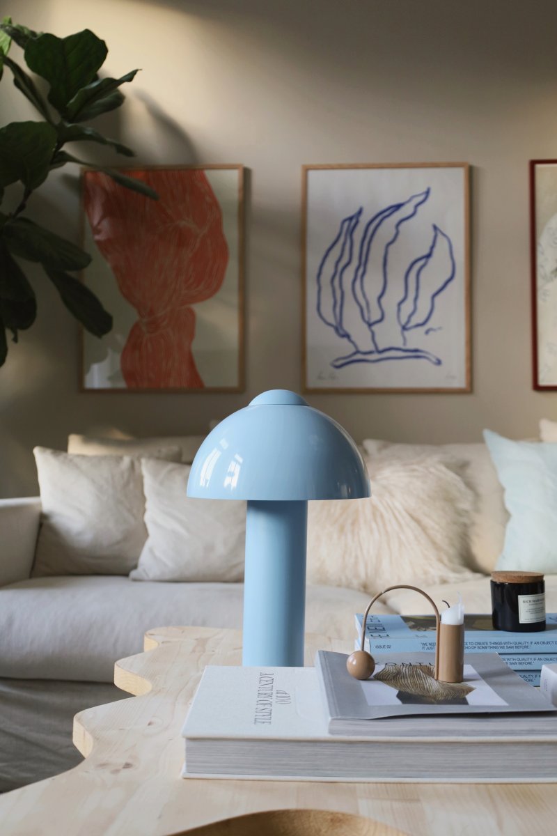 Buddy 36cm Lichtblauw tafellamp Van Globen Lighting - De matte lampvoet en -bovenkant contrasteren met een hoogglans lampenkap.