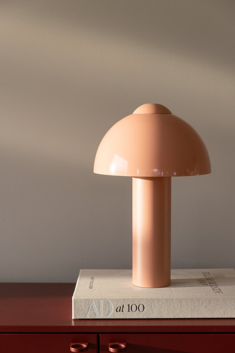Buddy 36cm Roze tafellamp Van Globen Lighting - De matte lampvoet en -bovenkant contrasteren met een hoogglans lampenkap.