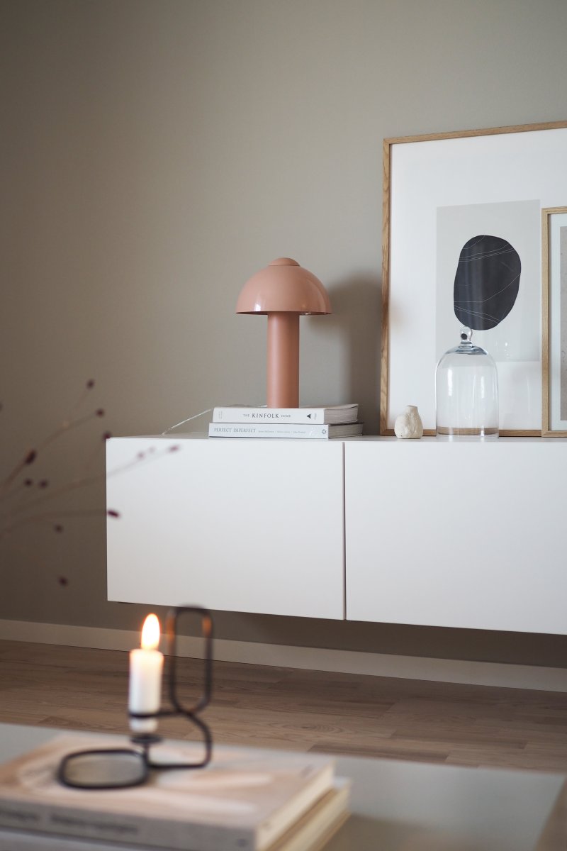Buddy 36cm Roze tafellamp Van Globen Lighting - De matte lampvoet en -bovenkant contrasteren met een hoogglans lampenkap.