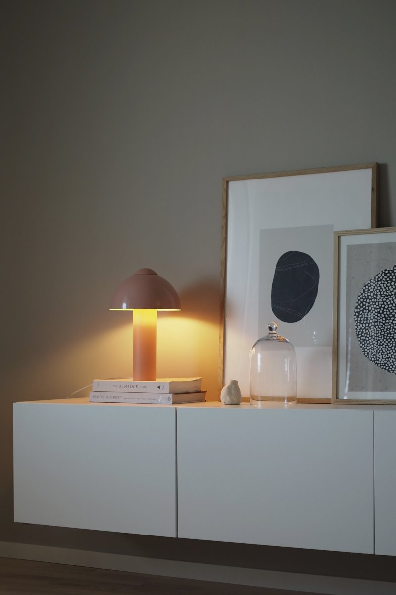 Buddy 36cm Roze tafellamp Van Globen Lighting - De matte lampvoet en -bovenkant contrasteren met een hoogglans lampenkap.