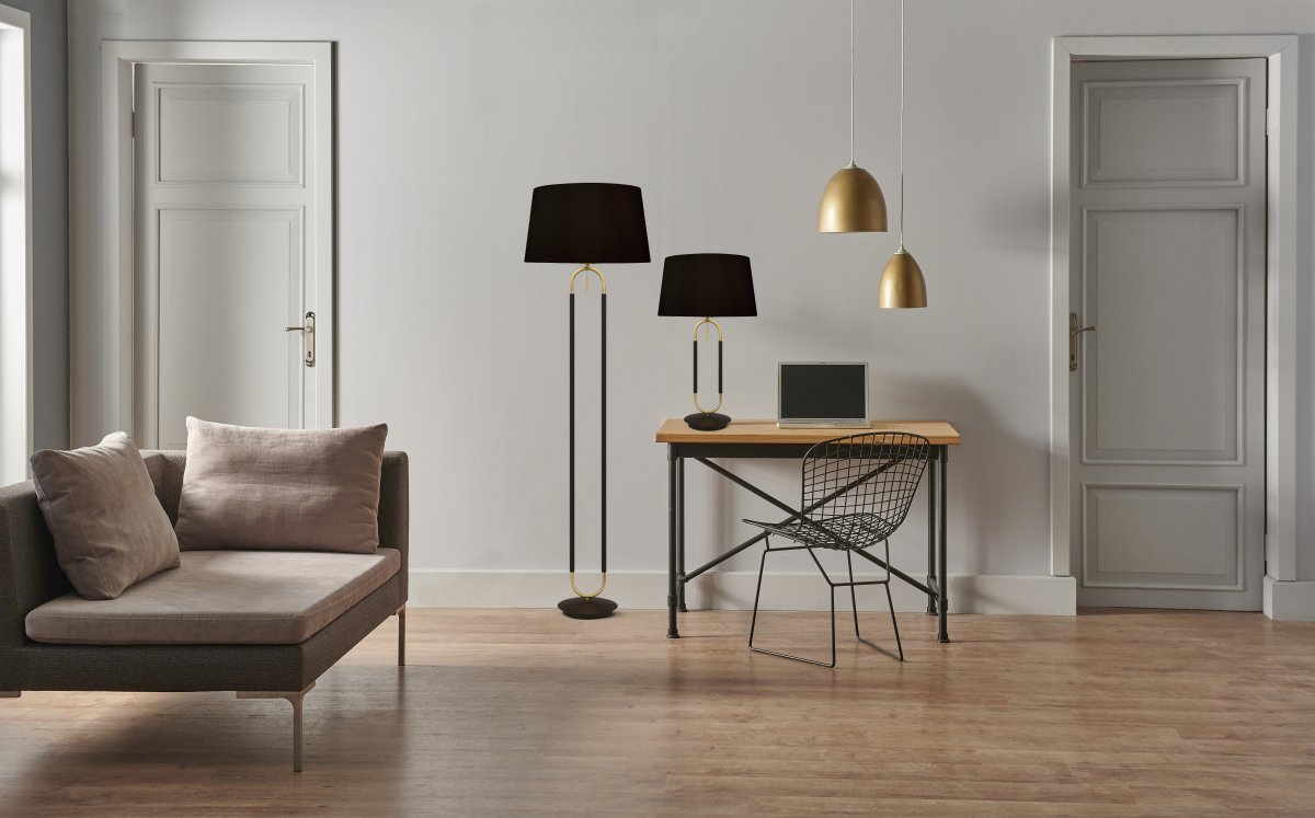 Jazz 50cm Matzwart tafellamp Van Searchlight - Het geometrische metalen frame in goud en zwart zorgt voor een harmonieus contrast, terwijl de zwarte lampenkap een zacht en aangenaam licht verspreidt.