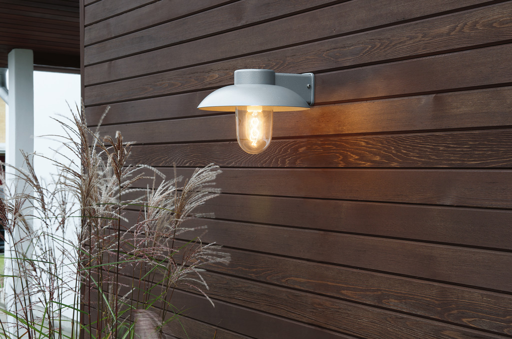 Mani Grijs buitenlamp Van Konstsmide - De brede kap en de heldere glazen koepel verspreiden een aangenaam en gericht licht, waardoor de lamp perfect is voor entrees en terrassen.