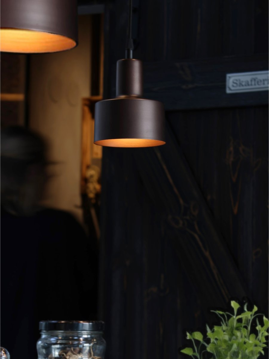 Solo Ø13cm Bruin raamlamp Van PR Home - Solo is een eenvoudige metalen raamlamp met een minimalistisch design.