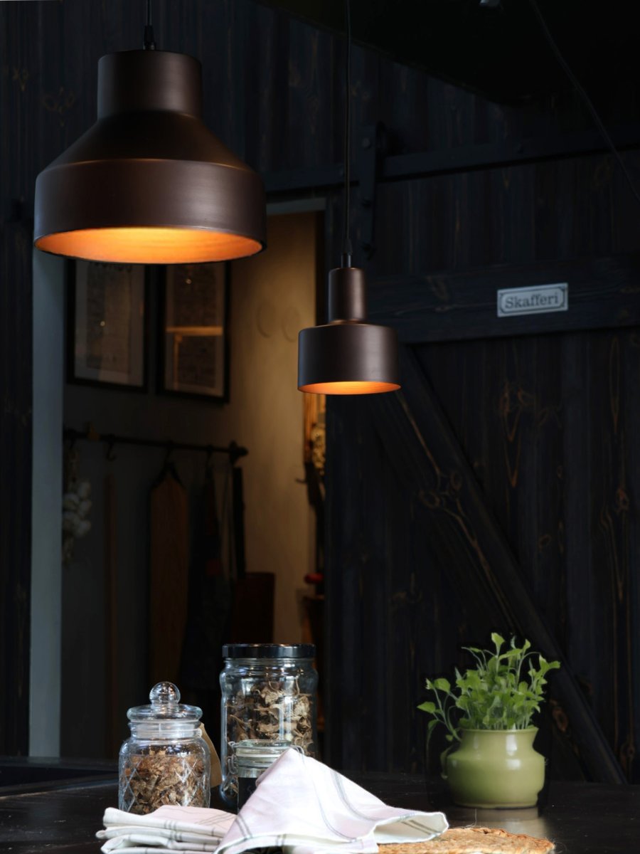 Solo Ø13cm Bruin raamlamp Van PR Home - Solo is een eenvoudige metalen raamlamp met een minimalistisch design.