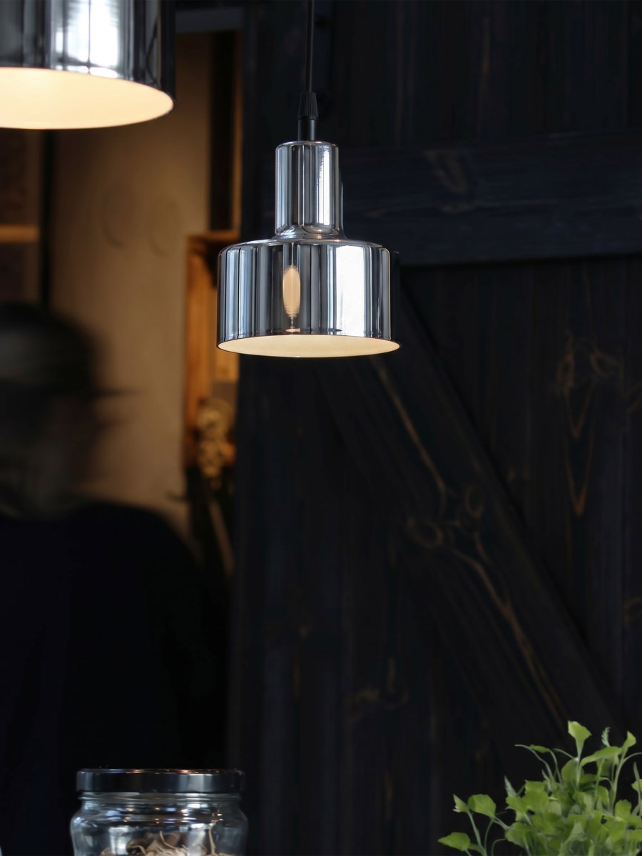 Solo Ø13 Chroom raamlamp Van PR Home - Solo is een slanke, metalen raamlamp met een minimalistisch design.