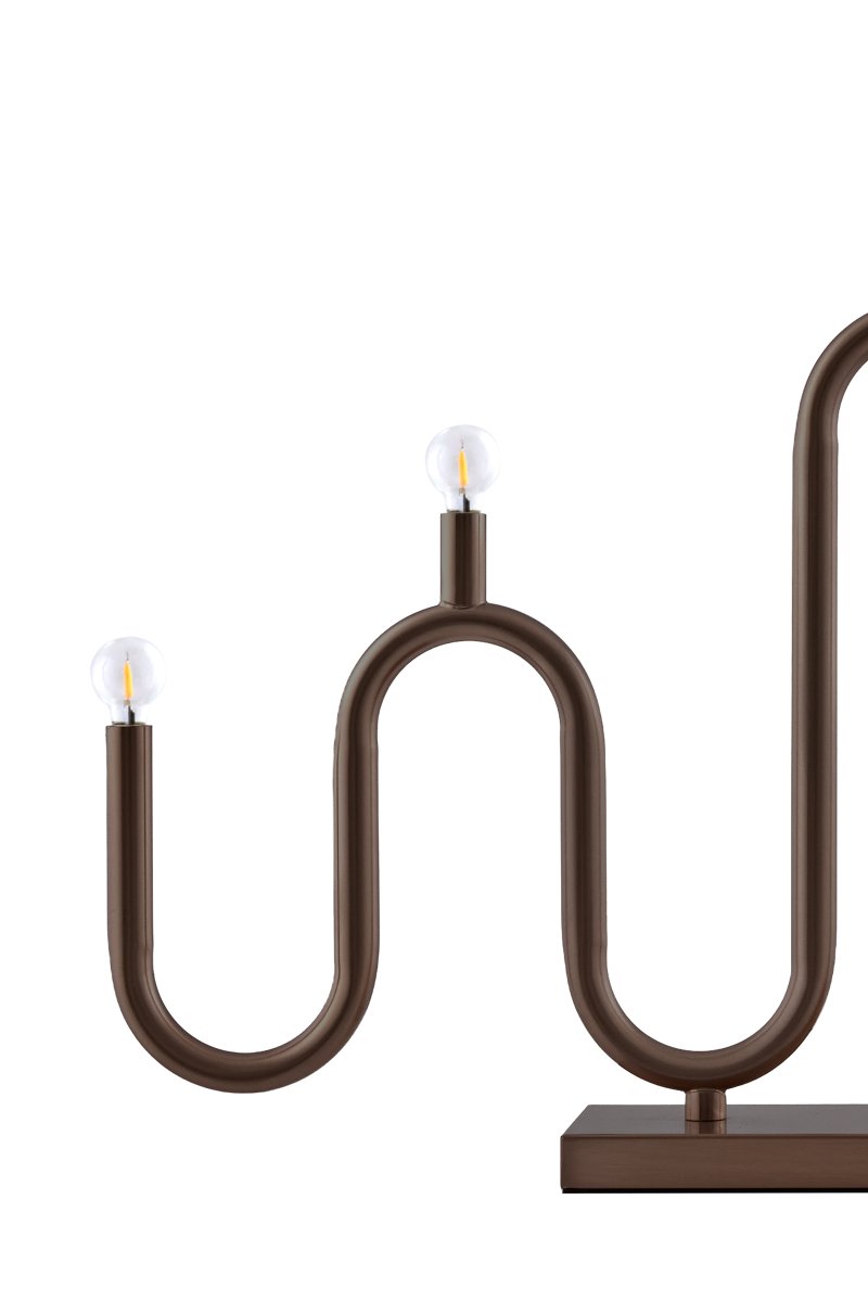 Noel 5 Bronzen Van Globen Lighting - Het zachte, golvende ontwerp is gemaakt van metalen buizen die met de hand op verschillende niveaus zijn gebogen en biedt een moderne interpretatie van de klassieke adventskaarsenhouder.