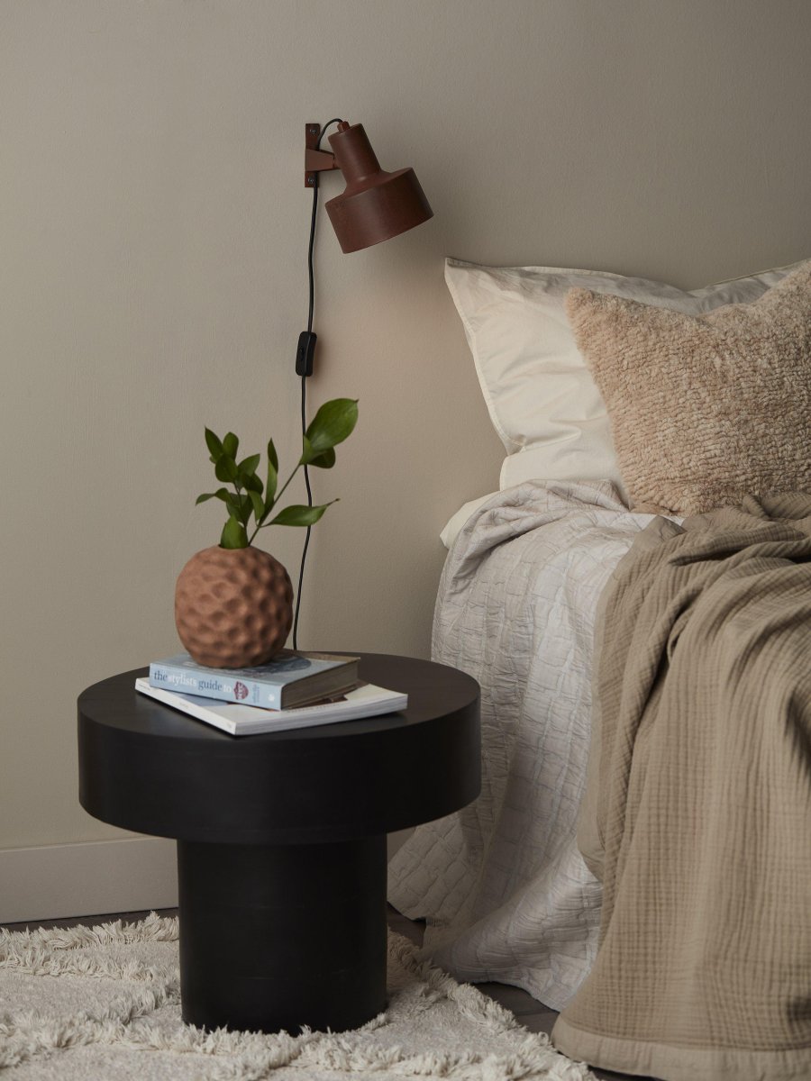 Solo 23cm Roest wandlamp Van PR Home - De Solo wandlamp is een klein metalen nachtlampje met een verstelbare kap.