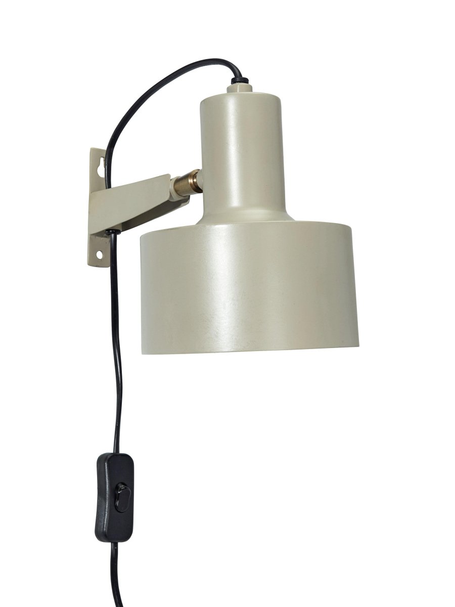 Solo 23cm Beige wandlamp Van PR Home - De Solo wandlamp is een klein metalen nachtlampje met een verstelbare kap.