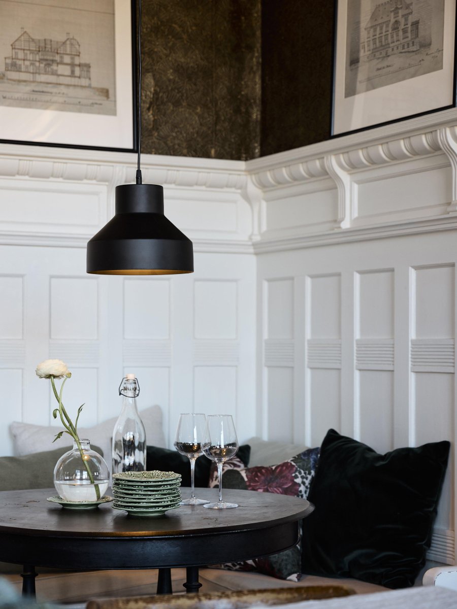 Solo Ø26 Zwart hanglamp Van PR Home - Zwarte matte afwerking, zowel binnen als buiten.