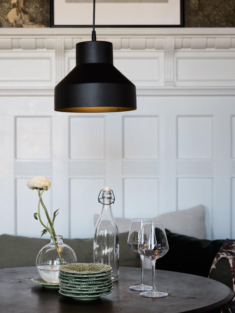 Solo Ø26 Zwart hanglamp Van PR Home - Zwarte matte afwerking, zowel binnen als buiten.