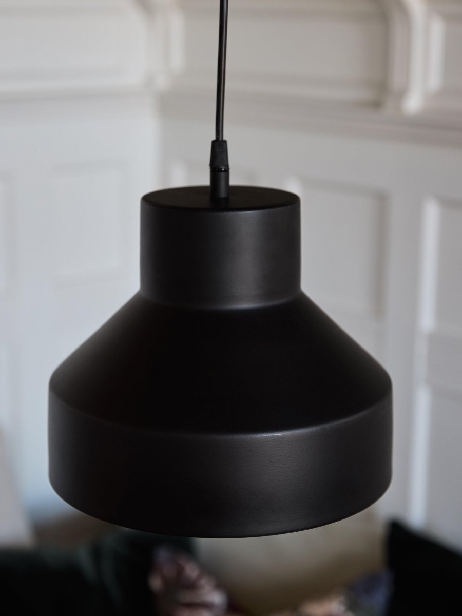 Solo Ø26 Zwart hanglamp Van PR Home - Zwarte matte afwerking, zowel binnen als buiten.