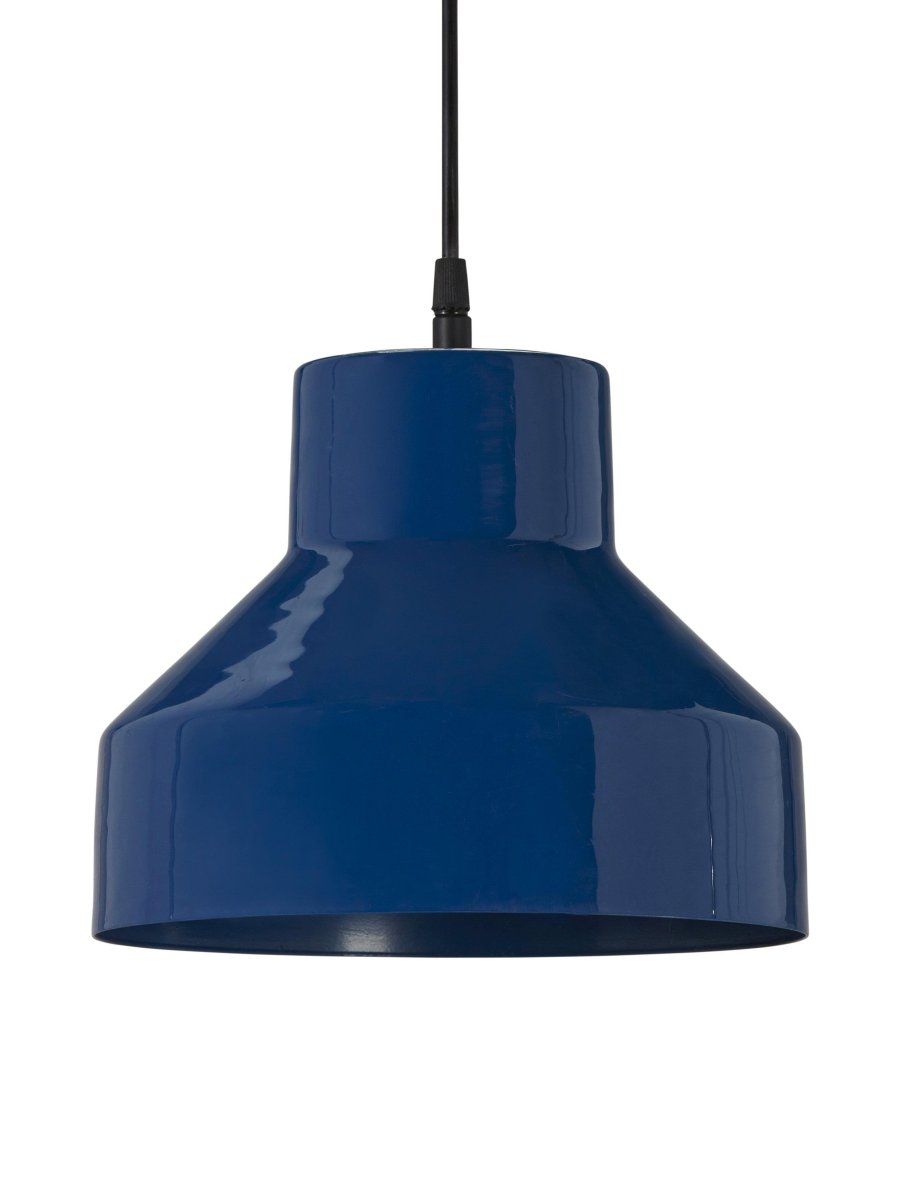 Solo Ø26 Blauw hanglamp Van PR Home - Hoogglans blauwe afwerking aan de buitenkant en matblauw; binnen.