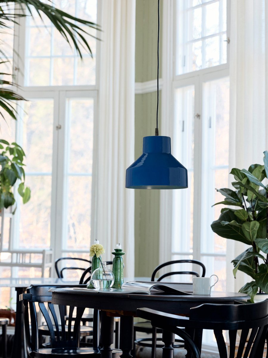 Solo Ø26 Blauw hanglamp Van PR Home - Hoogglans blauwe afwerking aan de buitenkant en matblauw; binnen.