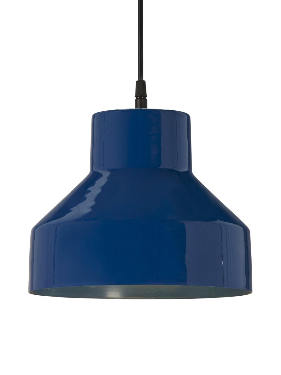 Solo Ø26 Blauw hanglamp Van PR Home - Hoogglans blauwe afwerking aan de buitenkant en matblauw; binnen.