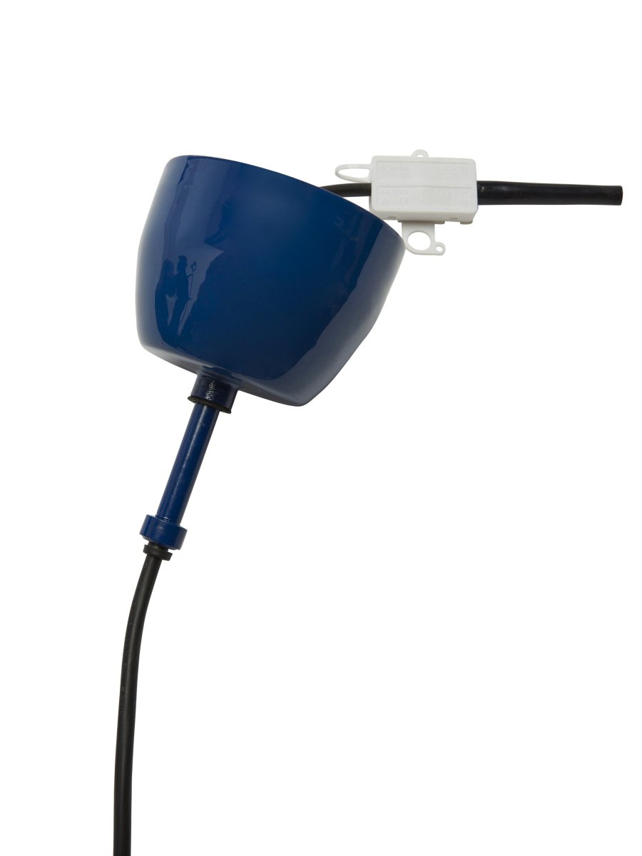 Solo Ø26 Blauw hanglamp Van PR Home - Hoogglans blauwe afwerking aan de buitenkant en matblauw; binnen.
