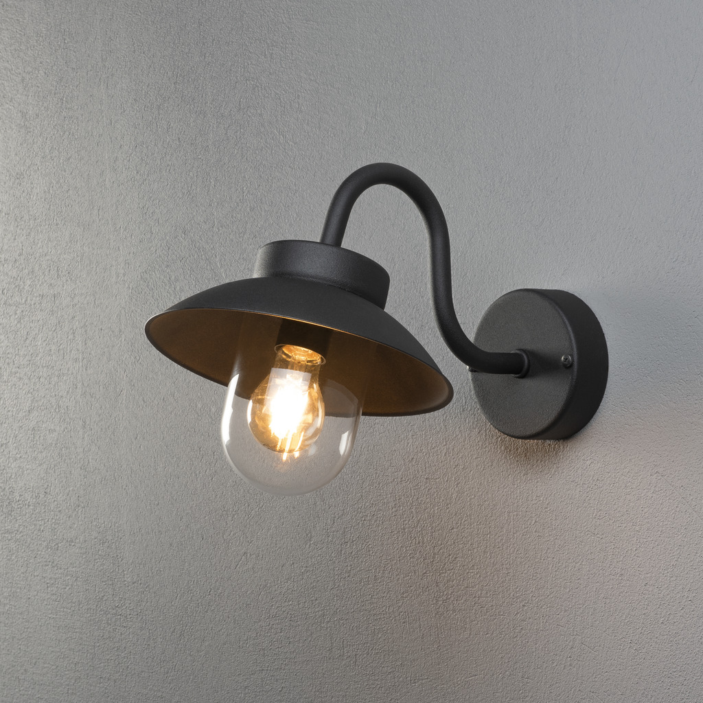 Vega Zwart buitenlamp Van Konstsmide - De brede kap en de heldere glazen koepel verspreiden een aangenaam en gericht licht, waardoor de lamp perfect is voor entrees en terrassen.