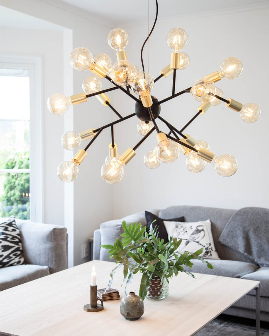 Heroes Ø80 Zwart hanglamp Van By Rydéns - Het matzwarte metaal in combinatie met de messing details zorgt voor een industrieel design.