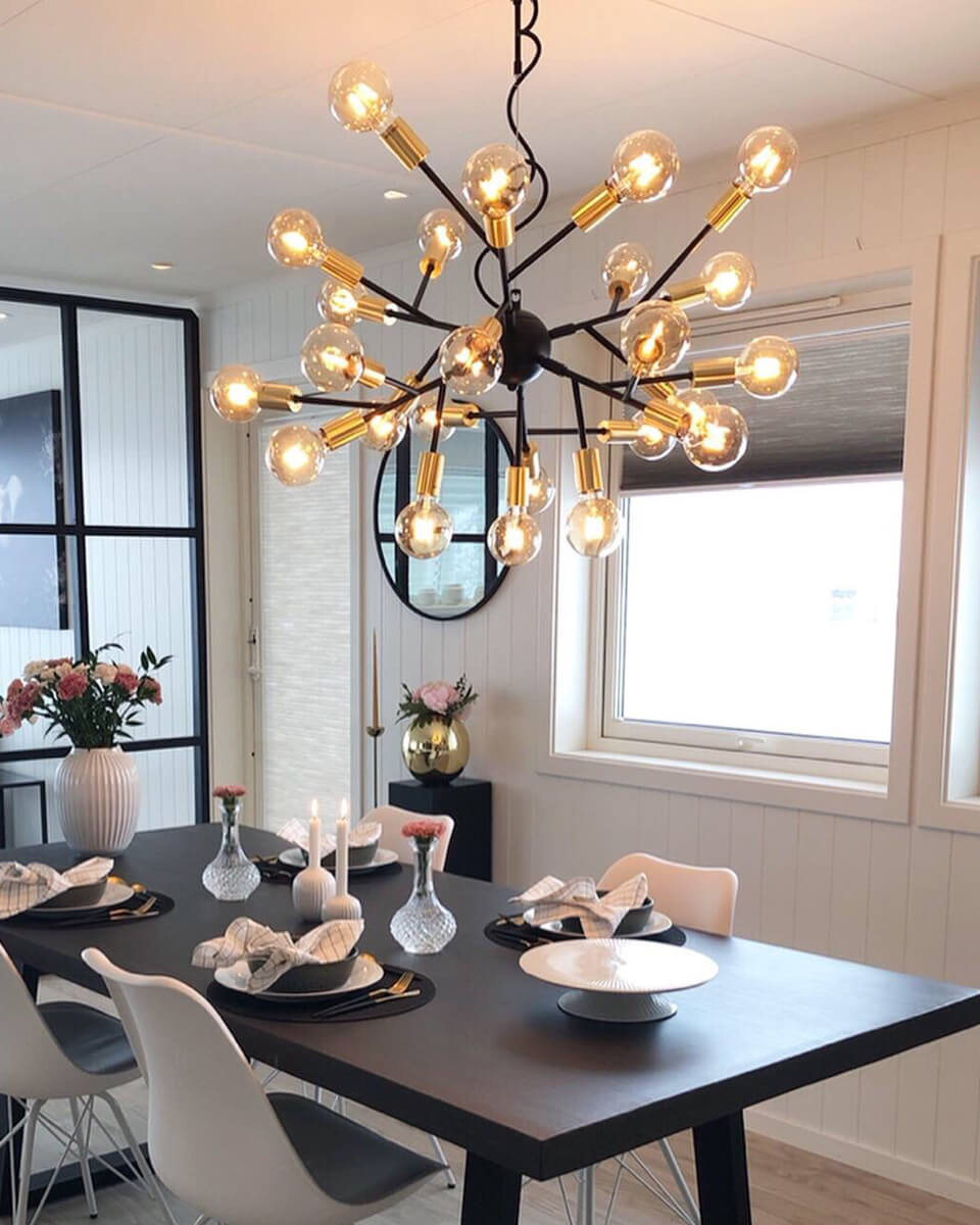 Heroes Ø80 Zwart hanglamp Van By Rydéns - Het matzwarte metaal in combinatie met de messing details zorgt voor een industrieel design.