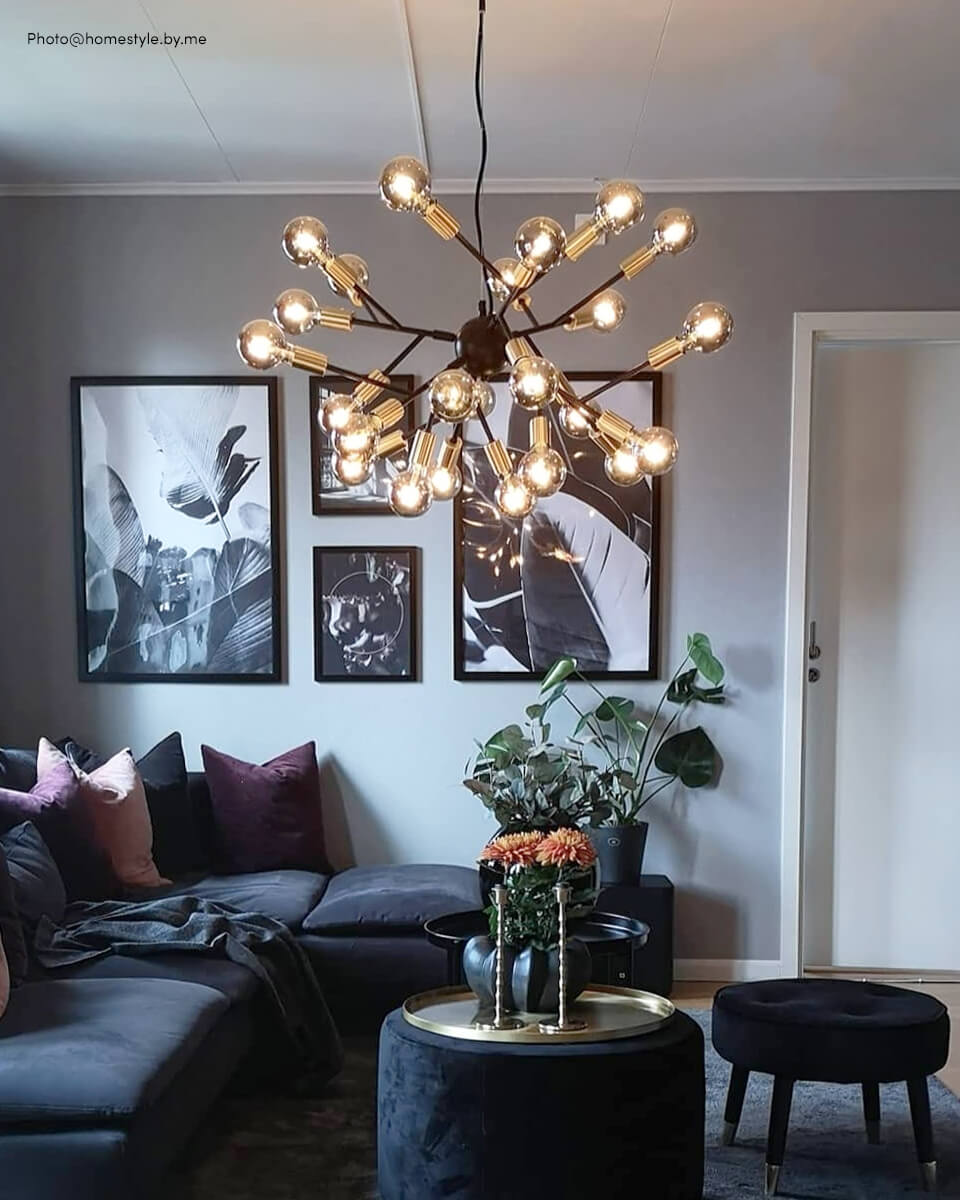 Heroes Ø80 Zwart hanglamp Van By Rydéns - Het matzwarte metaal in combinatie met de messing details zorgt voor een industrieel design.