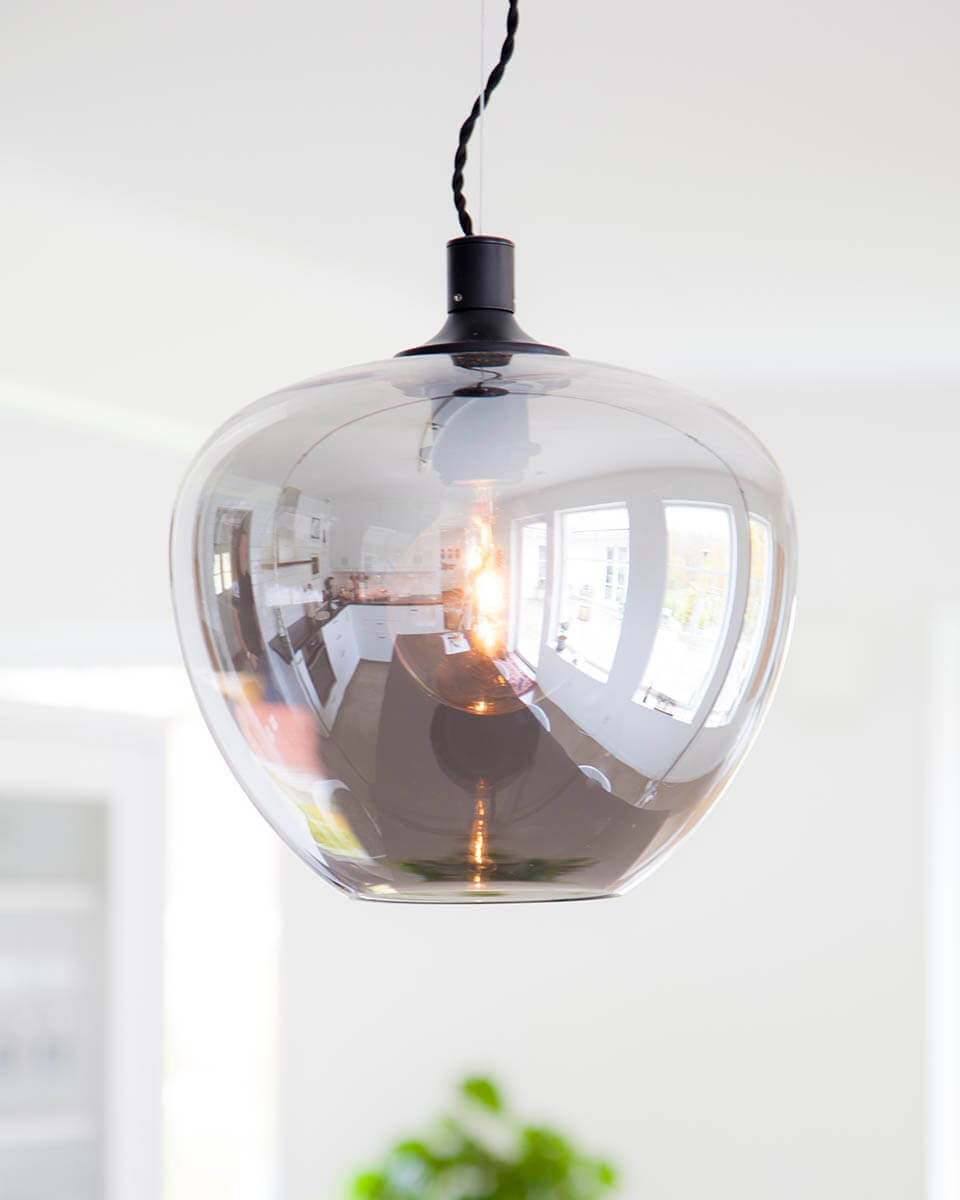 Bellissimo Ø28 Rookkleurig hanglamp Van By Rydéns - Bellissimo is een prachtige plafondlamp van verfijnd, transparant rookglas.