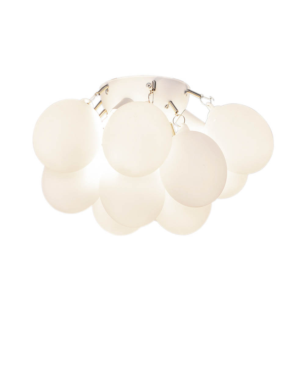 Gross Ø30 Wit plafondlamp Van By Rydéns - De Gross plafondlamp is een decoratieve plafondlamp die bestaat uit 12 heldere glazen bollen, elk met een diameter van 8 cm.