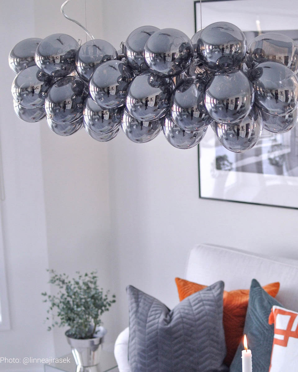 Gross Bar 80cm Rookkleurig hanglamp Van By Rydéns - De lamp staat prachtig op veel plekken en kan gehangen worden boven de eettafel, in de woonkamer of waarom niet boven de vergadertafel?